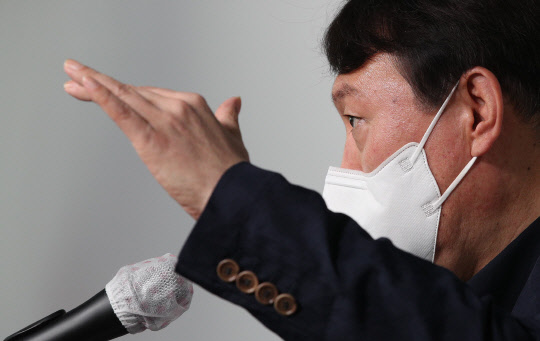 지난 10월 21일 국민의힘 대선 경선 후보인 윤석열 전 검찰총장이 서울 여의도 국민의힘 중앙당사에서 청년정책 공약을 발표하고 있다. 이 자리에서 윤 전 총장은 "전두환 옹호 발언과 관련 비판을 겸허히 수용하고 유감을 표한다"고 밝혔다. 국회사진기자단·연합뉴스